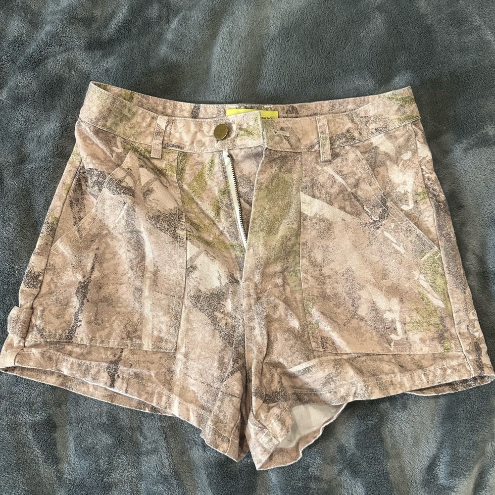 Duvin Camo Print Women's Shorts
